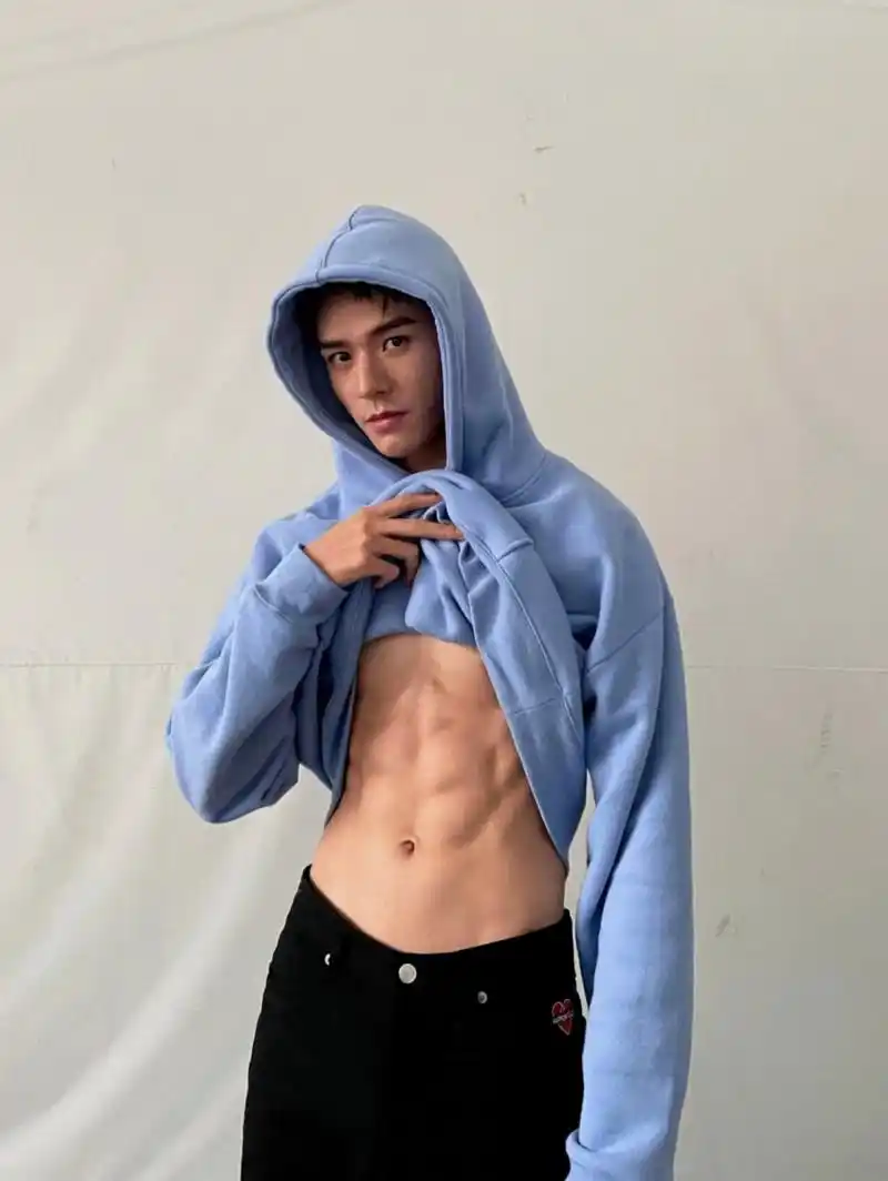 腹肌之男大学生龚俊篇 可惜俊俊现在越来越见外了,裤衩都不喜欢穿了