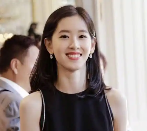 某网红成章泽天千万豪宅新主人,她的照片使网友惊呼:还以为是塑料娃娃