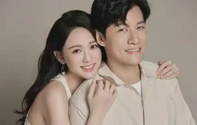 7月30日,陈乔恩与老公艾伦的一组婚纱照也随之曝光,隔着屏幕都能感觉