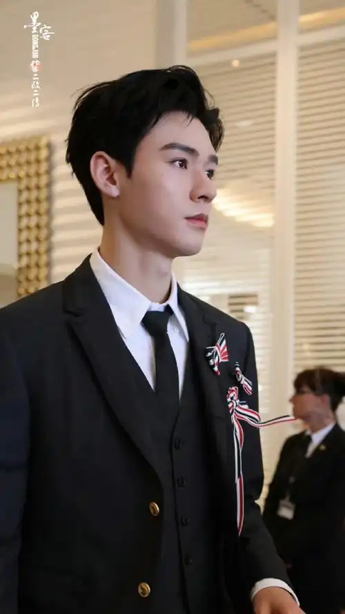 龚俊三色蝴蝶结#龚俊三色蝴蝶结造型真的是太帅,也是呈现出优雅的