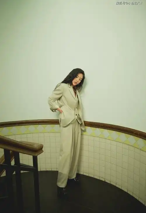 孙芮浅色西装优雅写真