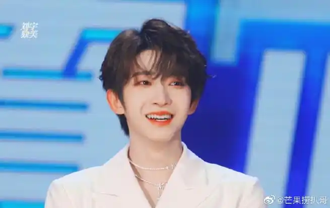 出道三个月快乐,脸上永远洋溢着标志的括弧笑容的笑宇,笑口常开,好彩