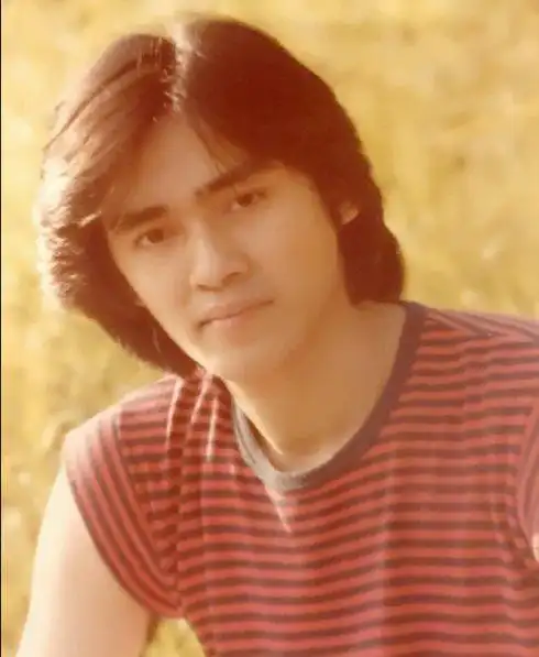 潇洒的举止,儒雅的风度,令汤镇宗在内地深受喜爱,如今年过6旬年轻帅气