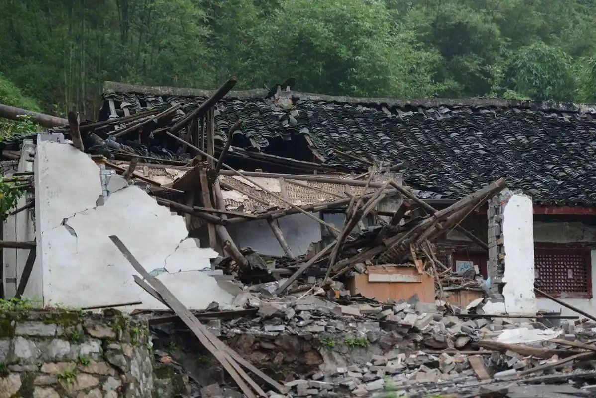 直击宜宾地震震中:居民家中一片狼藉,救援队连夜抢险