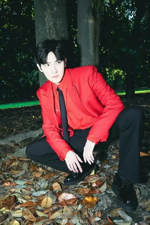 杨洋新郎任何人都不能错过杨洋暗红玫瑰西装造型