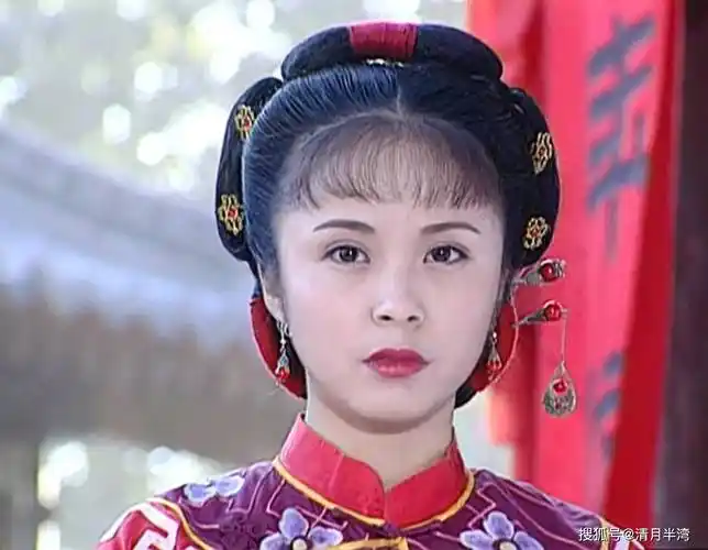 杨若兮1979年出生于重庆市,因自小体质弱,母亲便将其送到少年宫学习