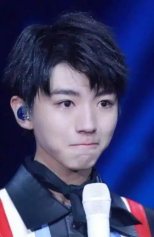 王俊凯疑似恋情曝光,与初恋女友酒店密会,粉丝:集体失恋中_顶流_女孩