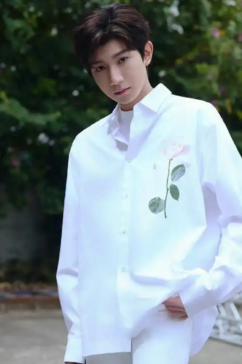 王源春日大片##王源纯白套装