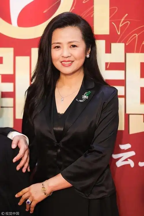 王刚女儿和儿子合影照曝光姐弟相差23岁甥舅二人似兄弟