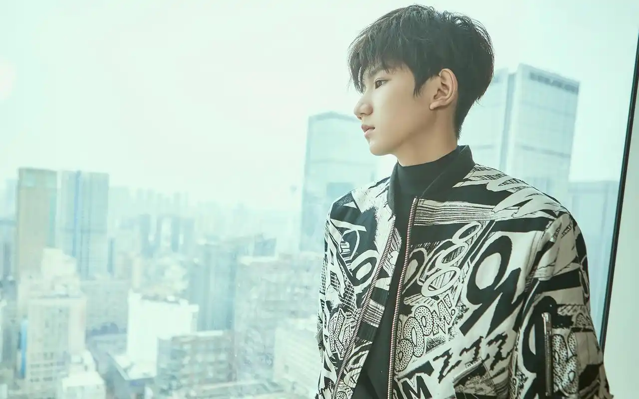 王源帅气俊朗写真桌面壁纸