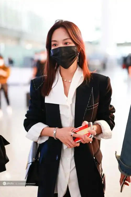 独家王霏霏穿小西装超美飒笑对镜头瞪眼睛