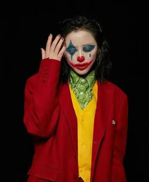 黄小蕾发自己小丑造型照片,配文:没有人是天生的气氛担当!