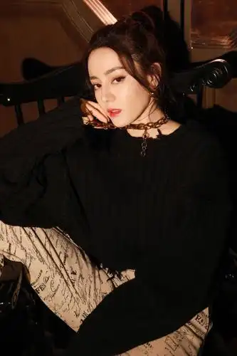 迪丽热巴穿黑衣配工装裤 扎马尾清爽干练