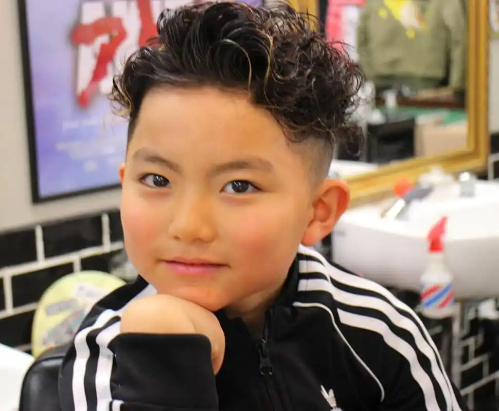 对于喜欢留长发的小男孩,可以试试这种扎发 ,就是把周边的头发剃短