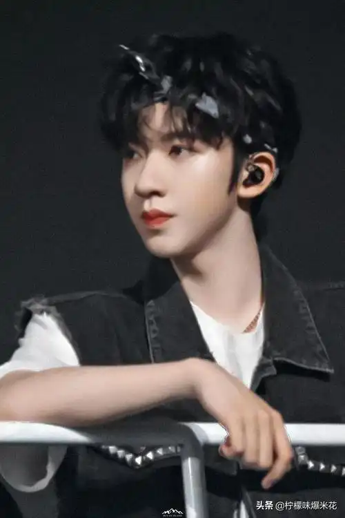 贺峻霖墨绿色西装造型-叽里星座