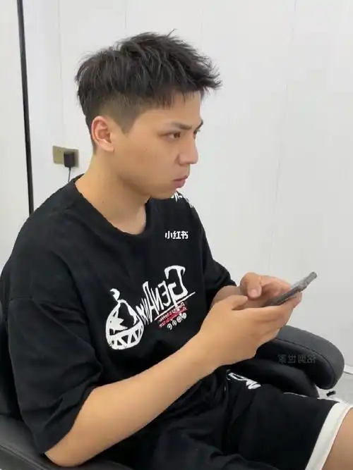 男士中分三七分发型男生韩式减龄款气垫烫