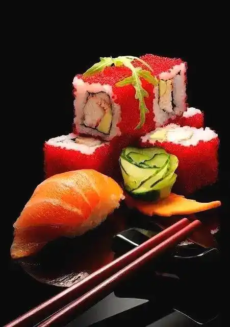 讲究的是食用的完整,就是整块寿司要一口吃下▼摆盘规律精细,这幅画你