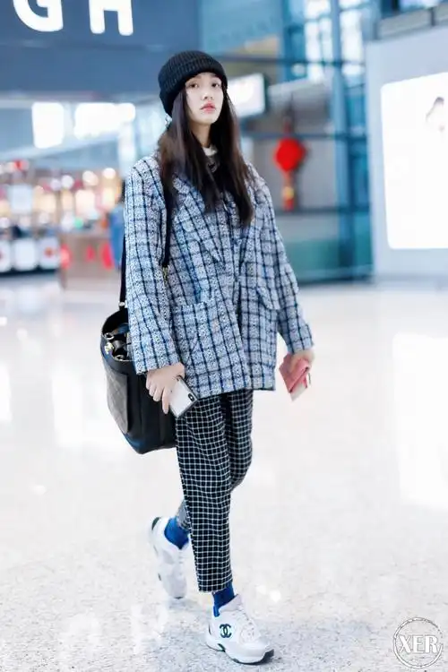 林允终于不节俭,穿6万的外套走机场,和"小号"里的她判若两人