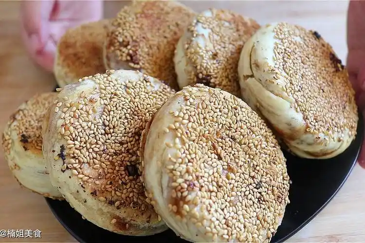 红糖麻酱烧饼真是太香了无技巧无难度一卷一拧就成型真好吃