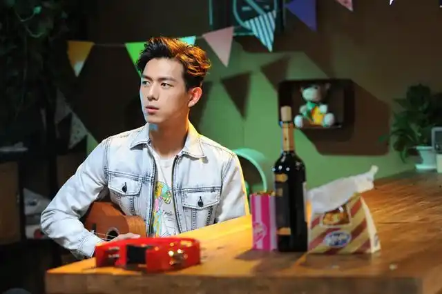 新浪娱乐讯 近期,《快乐大本营》官方微博曝光一组李现节目照片,一身