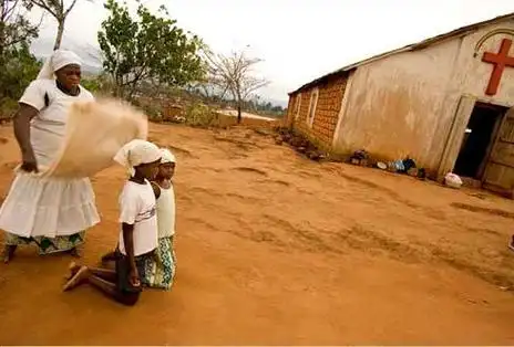 7年前,一张白人美女喂水给非洲男孩的照片蹿红,真相温馨却又恐怖?