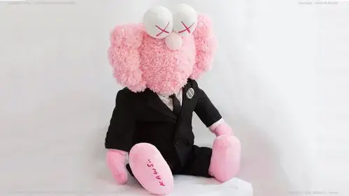 kaws从涂鸦怪盗到现象级潮牌艺术家交叉眼xx成为潮界的顶级符号潮玩