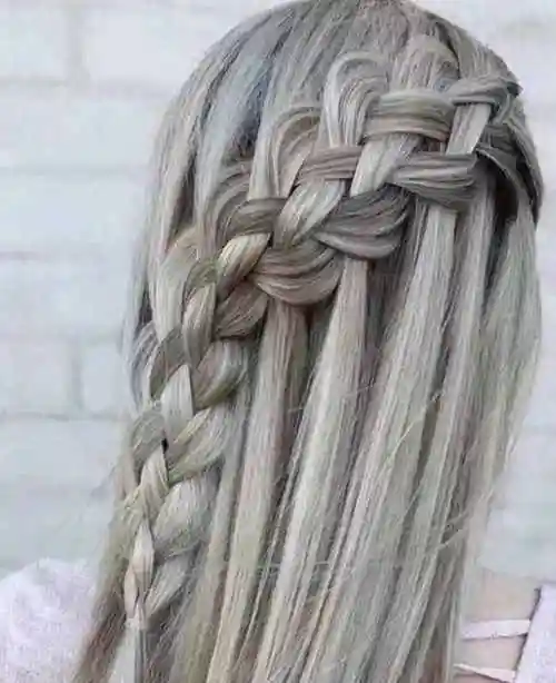 侧式单股公主头编发后侧头发取一部分,用斜编方式编成发辫,发辫自然