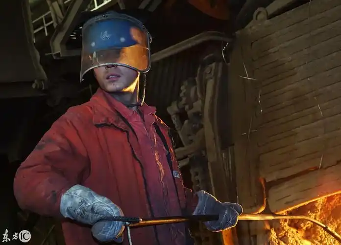 钢铁工人坚守岗位!一线工人以劳动欢度新春佳节值得尊敬