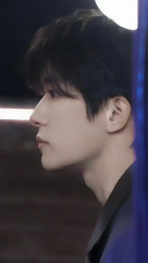 易烊千玺手拿dv走红毯##gq的小船 尴尬#侧脸的神@tfboys-易烊千玺