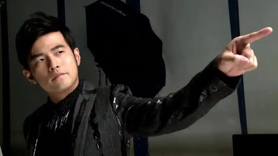 2015年1月17日,周杰伦与昆凌在英国举行婚礼[193] [194] ;2月9日