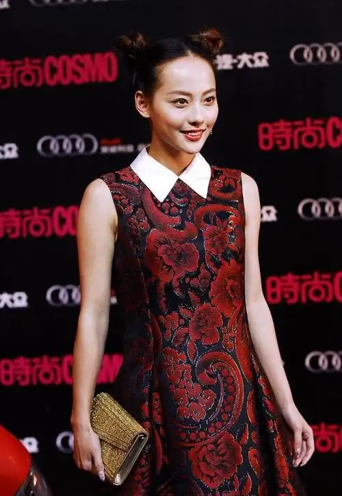 没有刘海的张嘉倪颜值有点下降,额头反光暴露发际线,感觉不太美