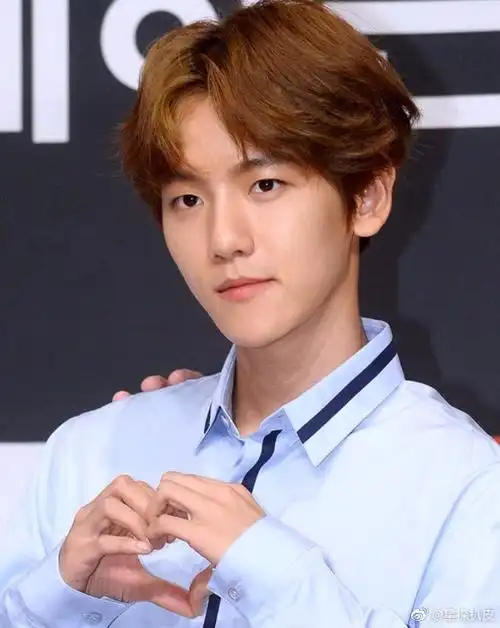 伯贤正脸训练照#伯贤寸头照帅气满满的,除了帅气,寸头又不失可爱