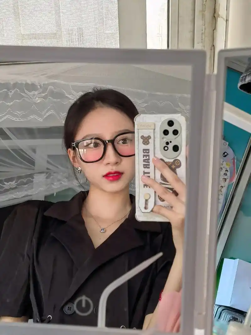 《猜职业》一戴眼镜太明显#分享照片 #生活碎片 #原相机 # - 抖音