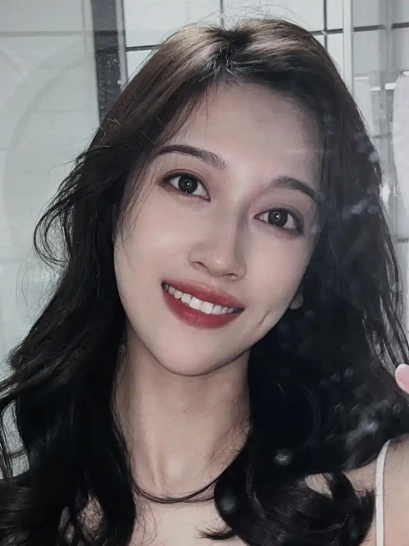 现在笑容都被练的标准了