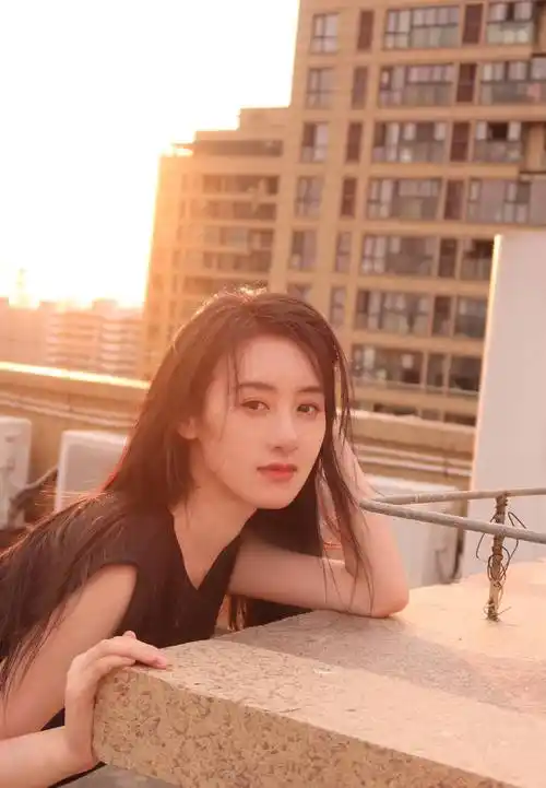 袁冰妍阳光氛围感美照眼神迷离妩媚笑容甜美撩人