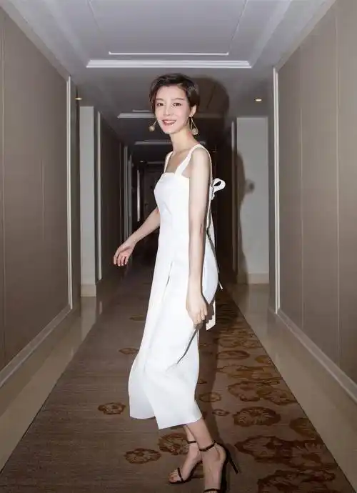 车晓终于穿"旗袍"了,天蓝色旗袍连衣裙配波波头,古典气质惊艳_绸缎