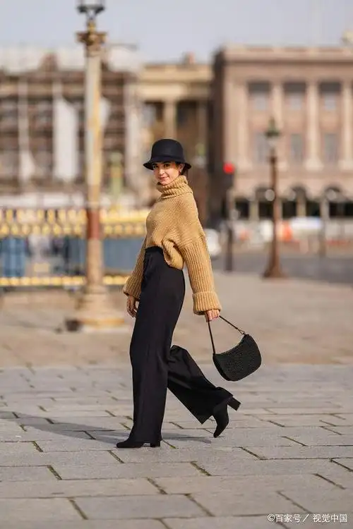 2021年2月25日,法国巴黎,女演员michelle wehbe街拍