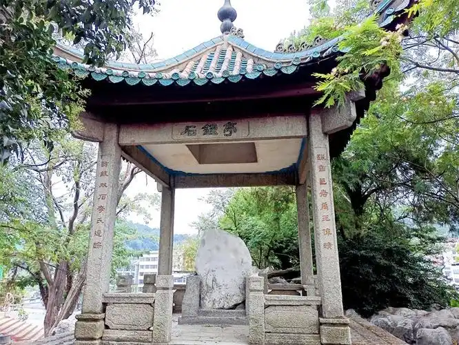 石钟山,位于江西省九江市湖口县,长江与鄱阳湖交汇处.海拔61.
