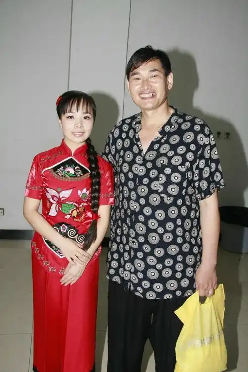 大衣哥向王二妮炫富,意外曝光千万年收入,但没想到王二妮更有钱