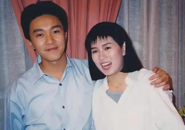 周星驰看罗慧娟的眼神三分单薄七分宠溺这是爱情无疑了