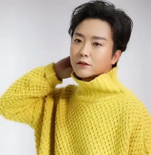 李玉刚近照变化大43岁发福被指像大姨至今单身未娶妻