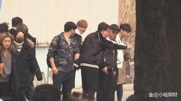 睡一张床吃上千顿饭深交20年何炅和黄磊的关系不简单