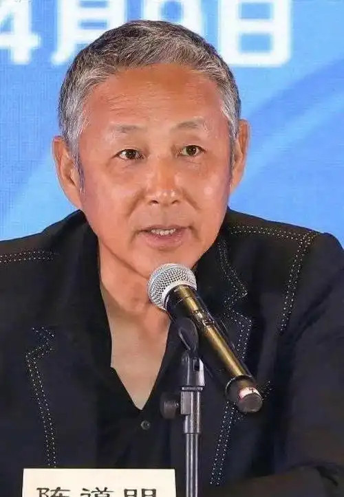 杜宪69岁依然这么漂亮发不白背不驼丈夫陈道明却有爷爷征兆