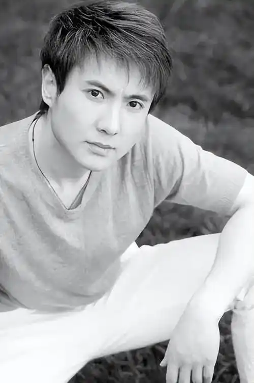 偷感十足!沈腾偷吃饼干被抓包 看到后干脆不装了