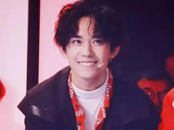 同为男星羊毛卷躲过了鹿晗逃过了华晨宇却被易烊千玺迷倒