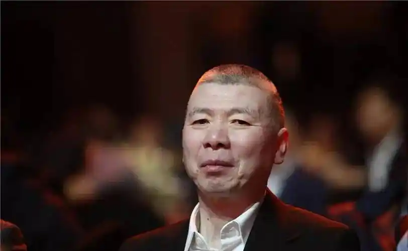 "在酒桌上,喝的酩酊大醉的冯小刚,对王中磊,王中军自责的说到:那一年