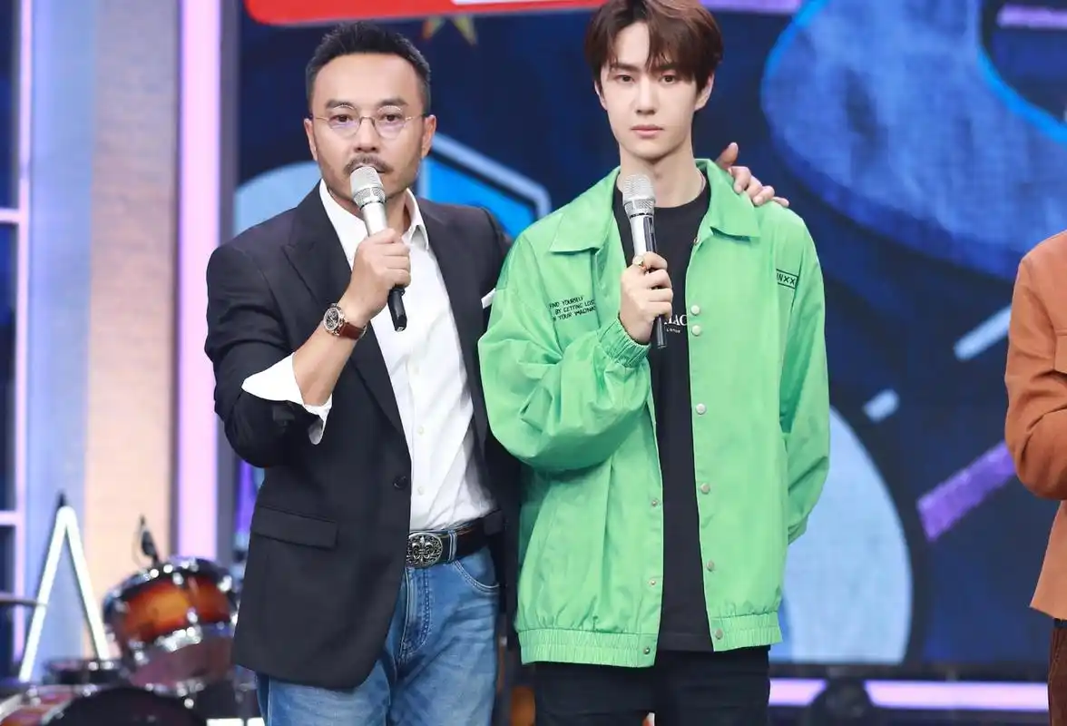 王一博打工人路透换风格,录制《天天向上》,戴眼镜穿毛衫太帅了