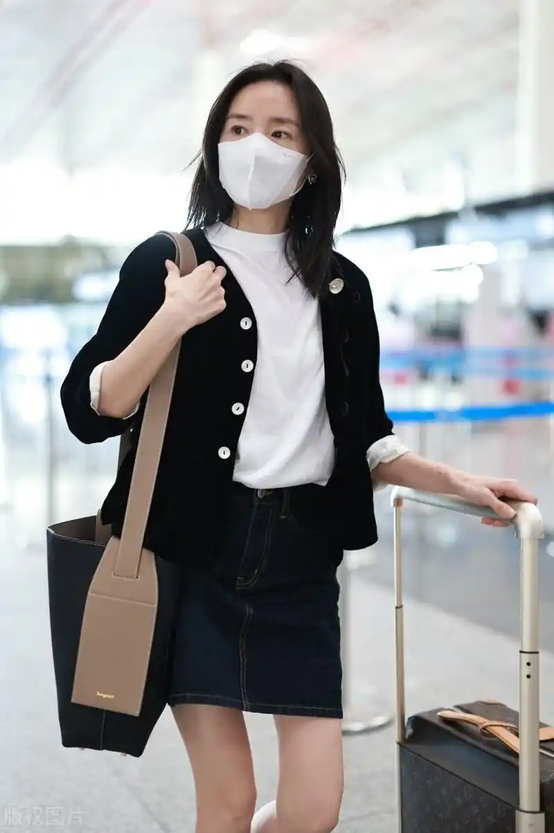 董洁机场街拍,针织开衫搭配白色t恤,牛仔半裙,温柔典雅!