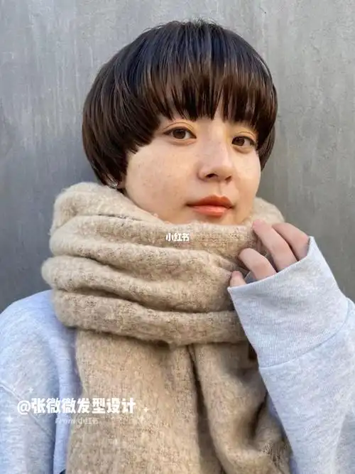 女生都很适合的一款发型,两边鬓角持平,有点锅盖头的感觉,但因为搭配