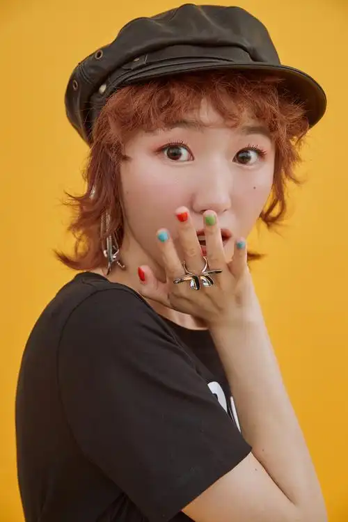 汪睿登陆飞宝传媒 鬼马上身偷穿大人西装玩转摩登风